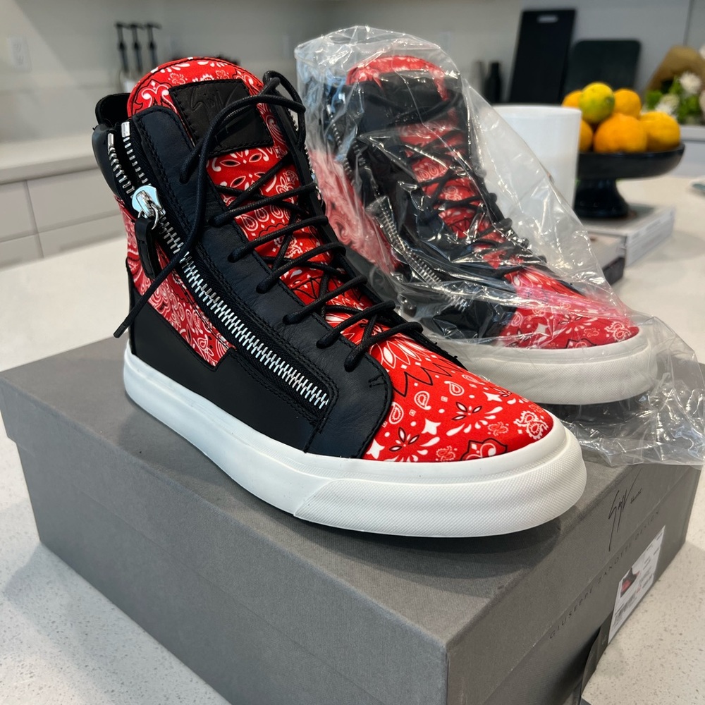 Brand New Giuseppe High Top Sneakers Size 9 / 42 mens - Red Paisley